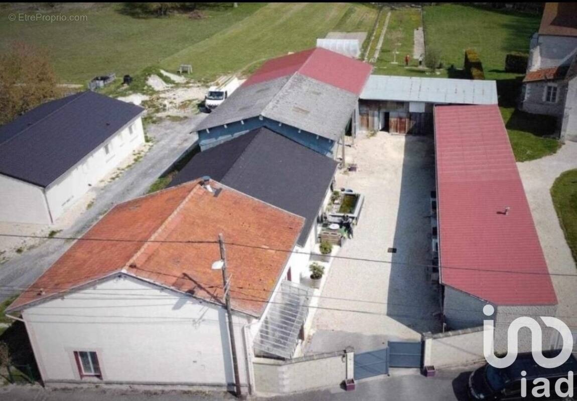 Photo 1 - Maison à SAINT-QUENTIN-SUR-COOLE