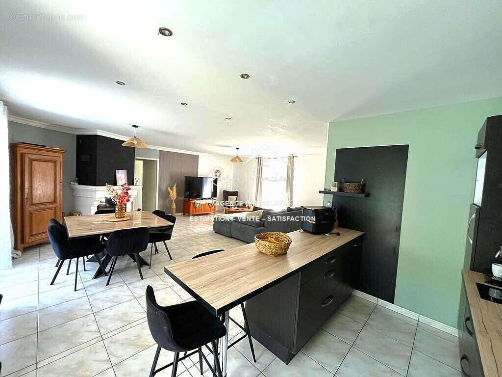 Séjour/cuisine - Maison à CHATELLERAULT