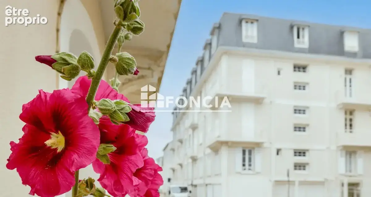 LES SABLES D'OLONNE CENTRE PLAGE - Appartement T2 avec grand balcon et vue latérale mer dans résidence de caractère - photo 3