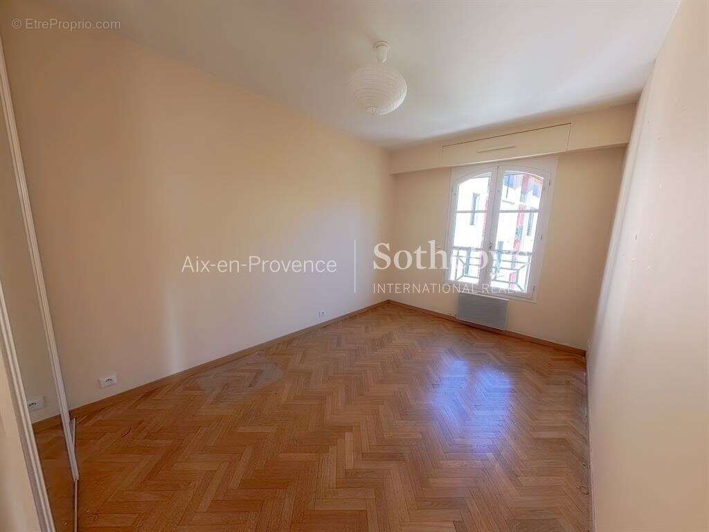 Cours Mirabeau – Appartement 104 m² avec 3 chambres, 2 balcons, parking privatif, cave et ascenseur - photo 12
