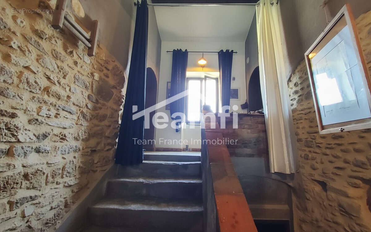 escalier appartement 2ème - Maison à BESSEGES