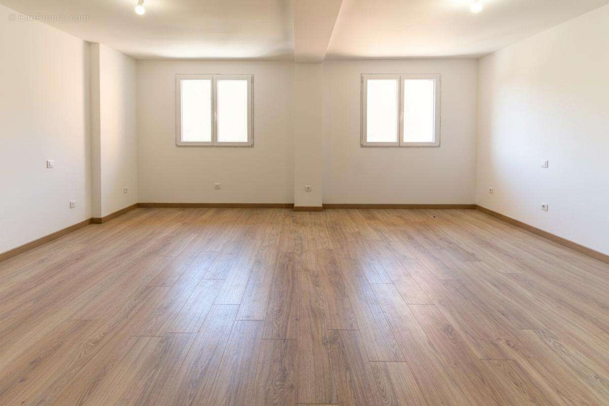 Maison de caractère de 175 m² avec appartement indépendant, jardin, jacuzzi et garage – carros village - photo 17