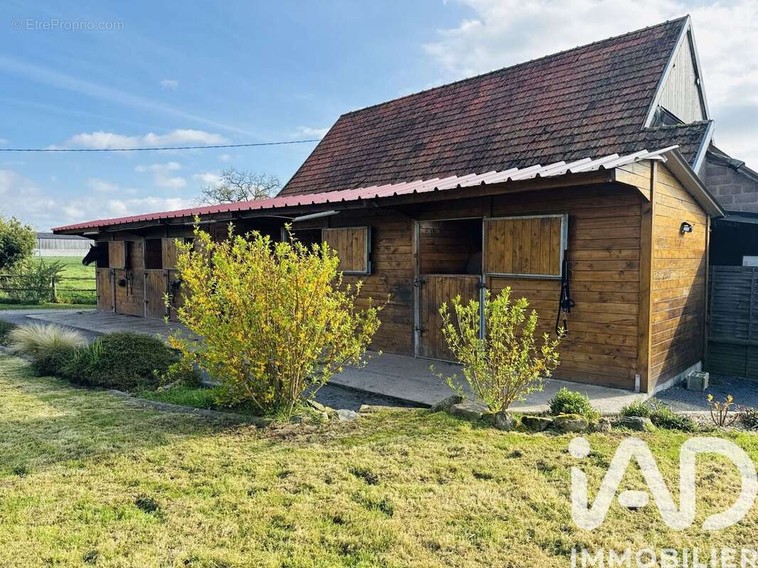 Maison 255 m² à Le Dezert  - photo 4