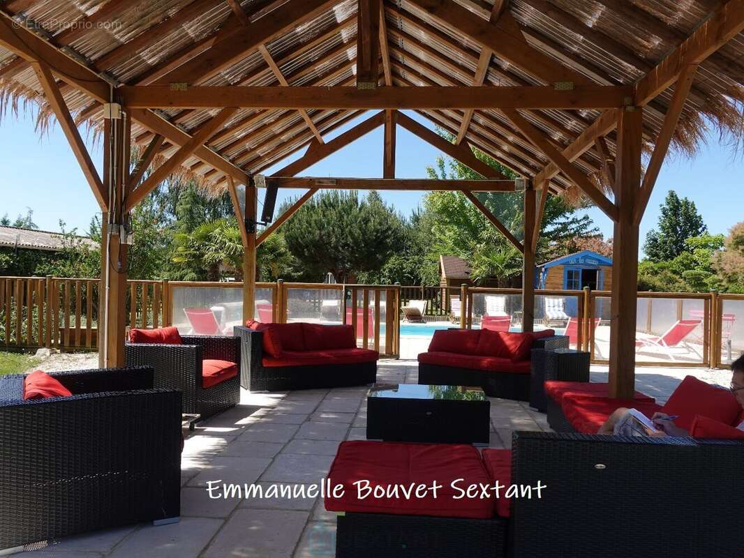 Superbe domaine touristique, 3 ha, 5 chalets bois, salle de réception, maison d'habitation, piscine, divers dépendances - photo 5