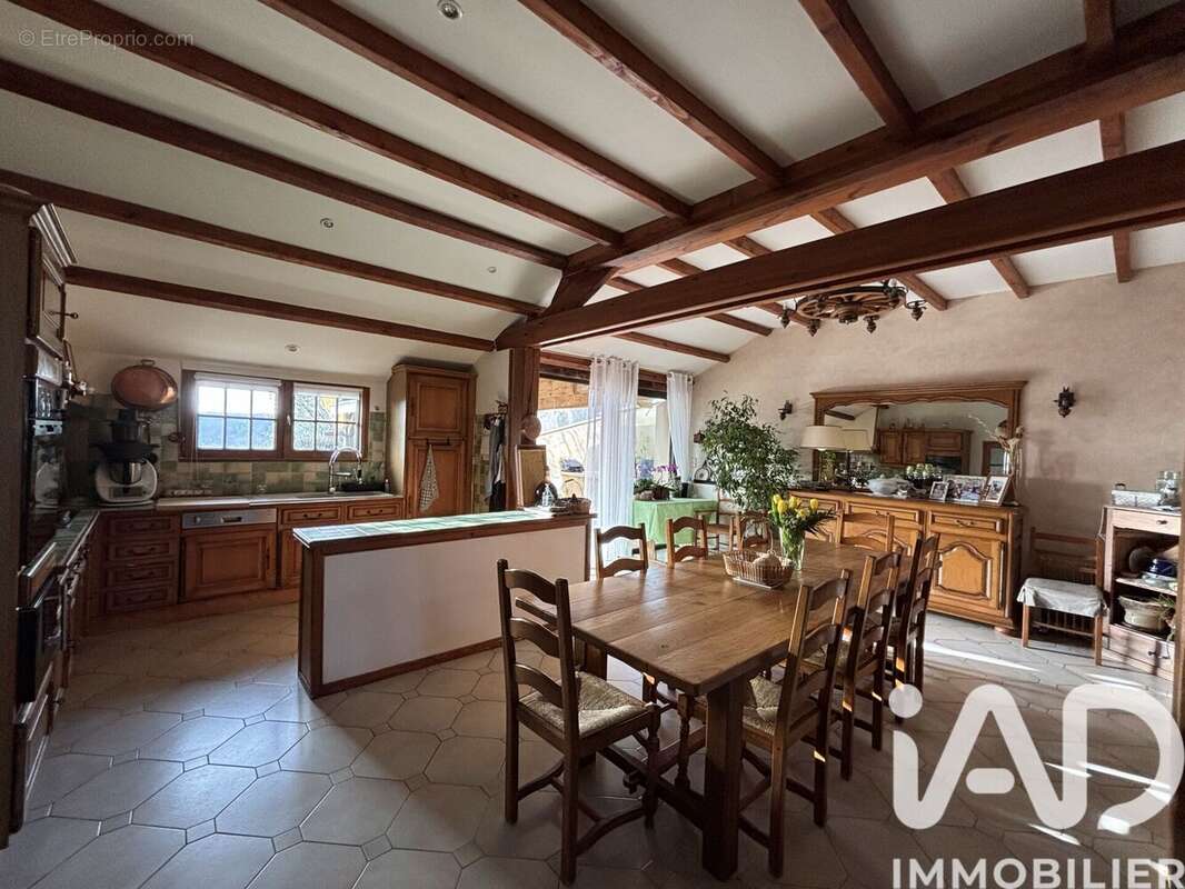 Maison 278 m² à Biras  - photo 4