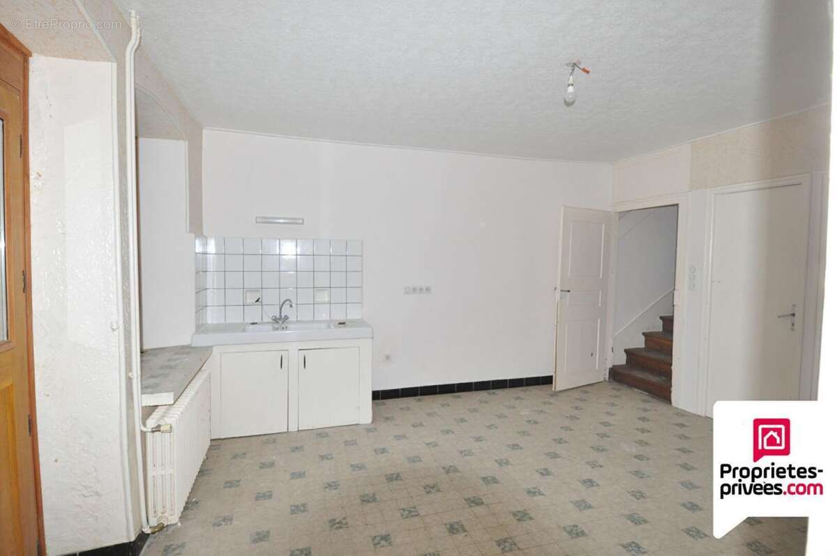 Corps de ferme avec 2 maisons, une grange, prévoir travaux - photo 3
