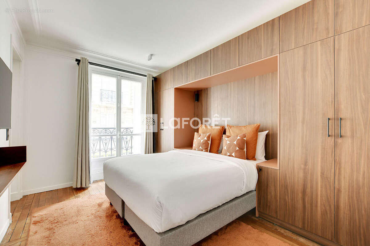 Superbe 2 pièces de 42 m² entièrement rénové, au pied du métro Vaugirard, immeuble ancien ! - photo 5