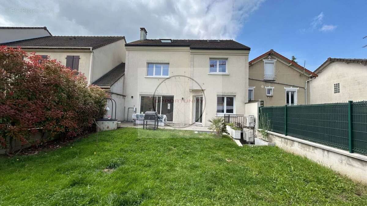 Maison à CHENNEVIERES-SUR-MARNE