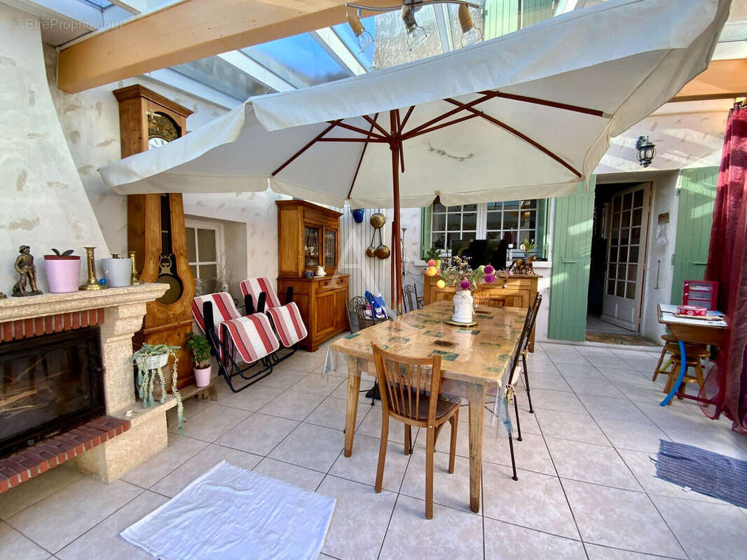 Maison à SAINT-GENIS-DE-SAINTONGE