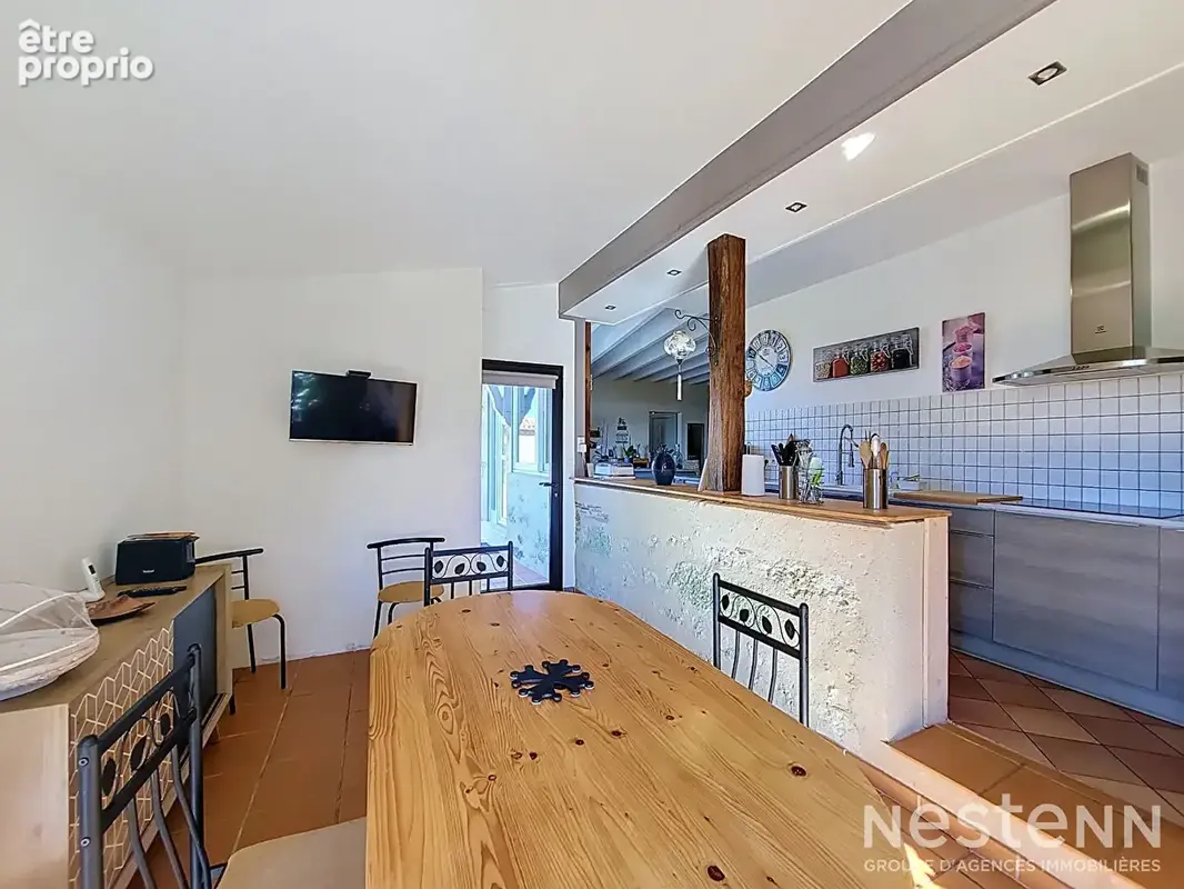 À vendre Maison de village en pierre de 216 m² avec deux appartements, cour, et garages - photo 6