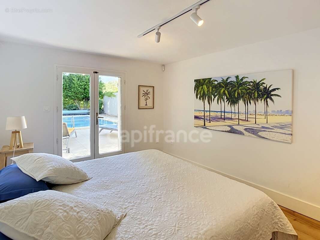MONTÉLIMAR (26200) – Maison familiale climatisée de 162 m², 5 chambres dont une vaste pièce de 35 m², piscine et jardin clos arb - photo 9