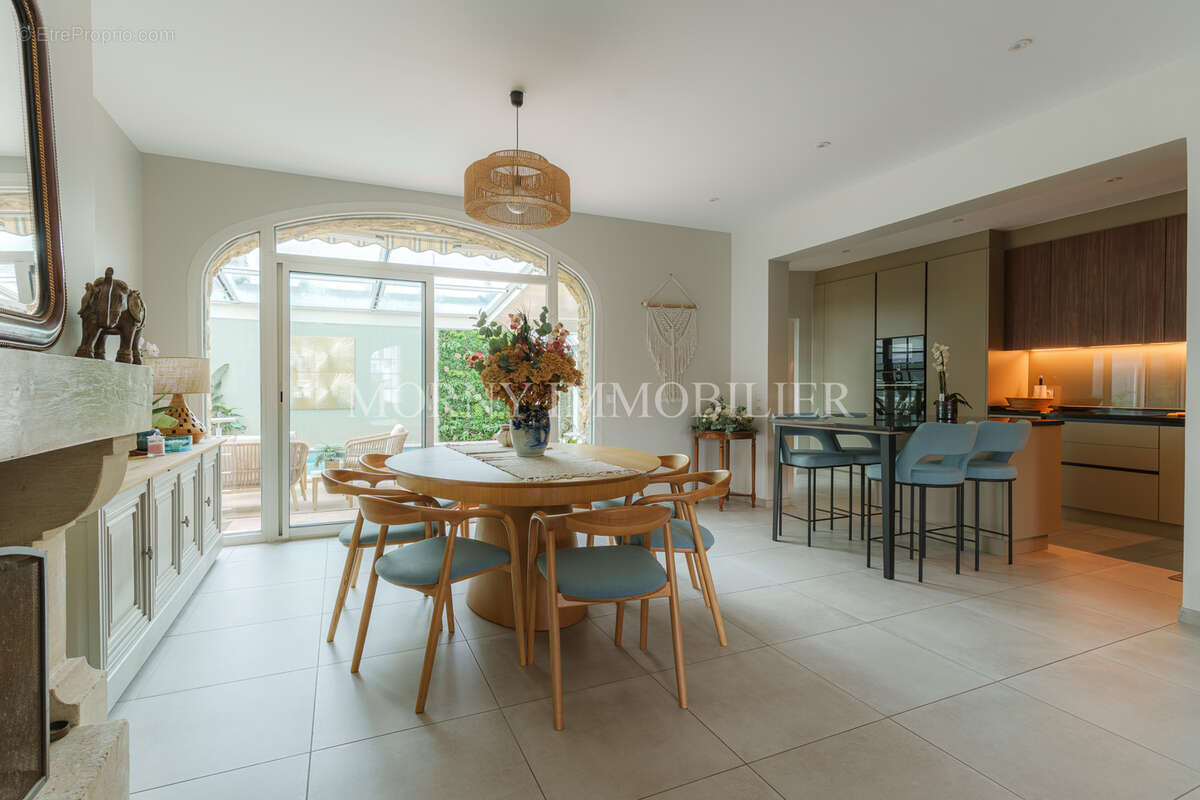 À vendre - maison de 550m2 avec piscine intérieure - garage - parking - photo 3