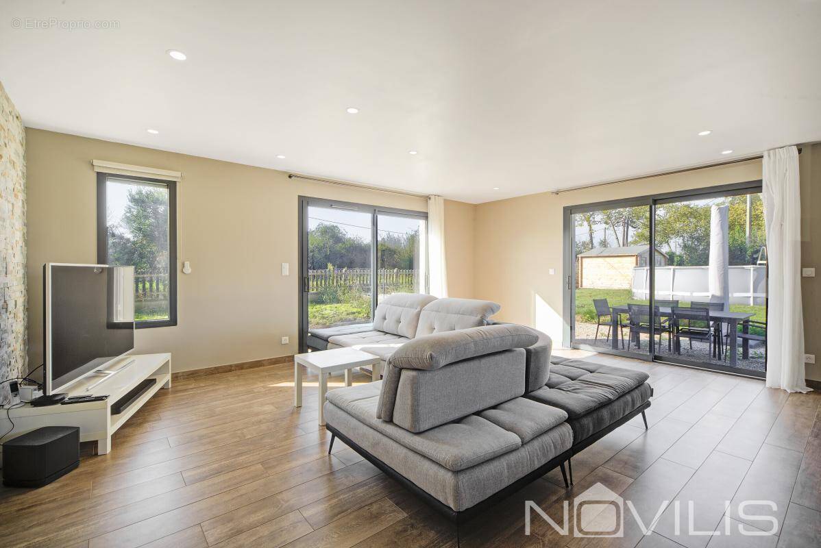 Maison à SAINTE-FOY-DE-PEYROLIERES