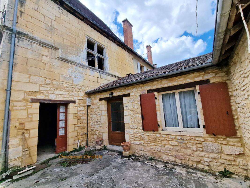 24290 Sergeac : Ensemble immobilier en pierre du pays - photo 2