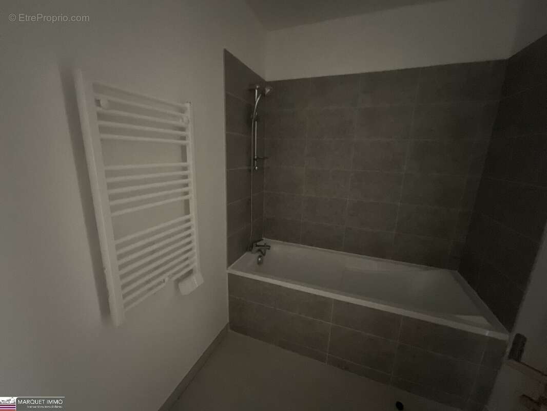 APT T3 offrant 68 m² avec terrasse 15 m² et parking au 3° étage avec ascenseur... - photo 8