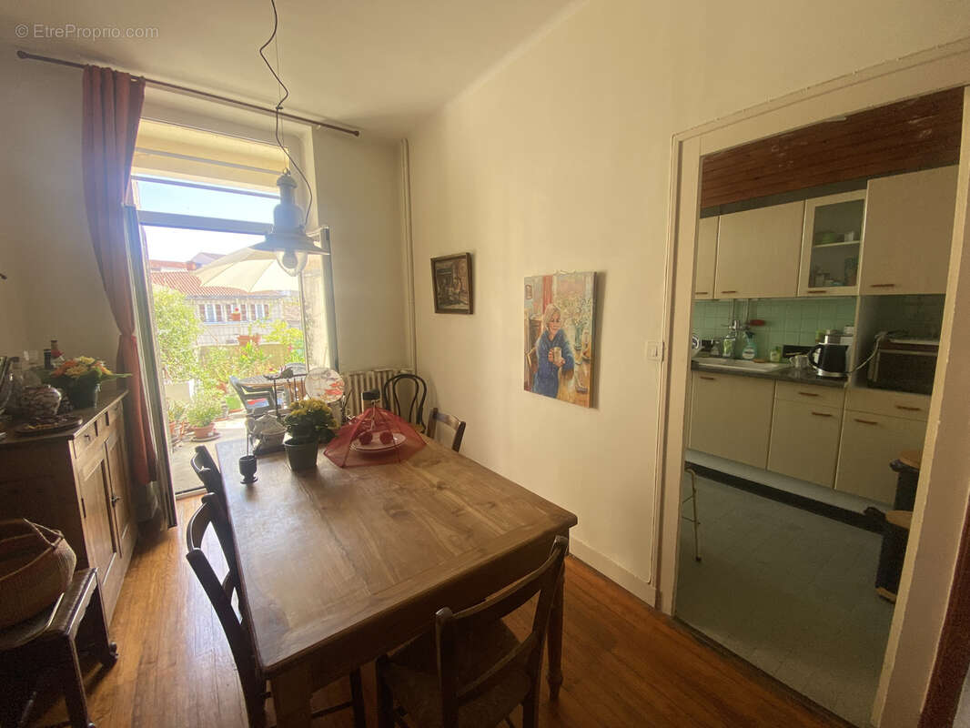 Immeuble de ville avec partie commerciale et partie habitation avec terrasse - photo 9