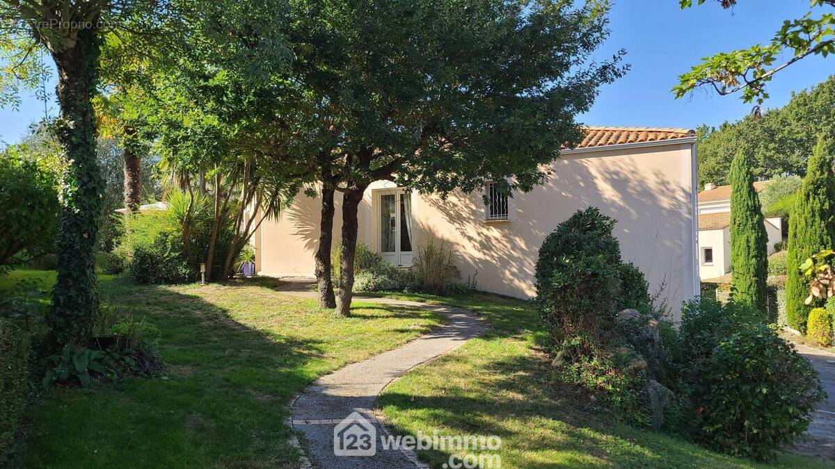 Façade Est avec jardin et entrée de garage - Maison à TALMONT-SAINT-HILAIRE