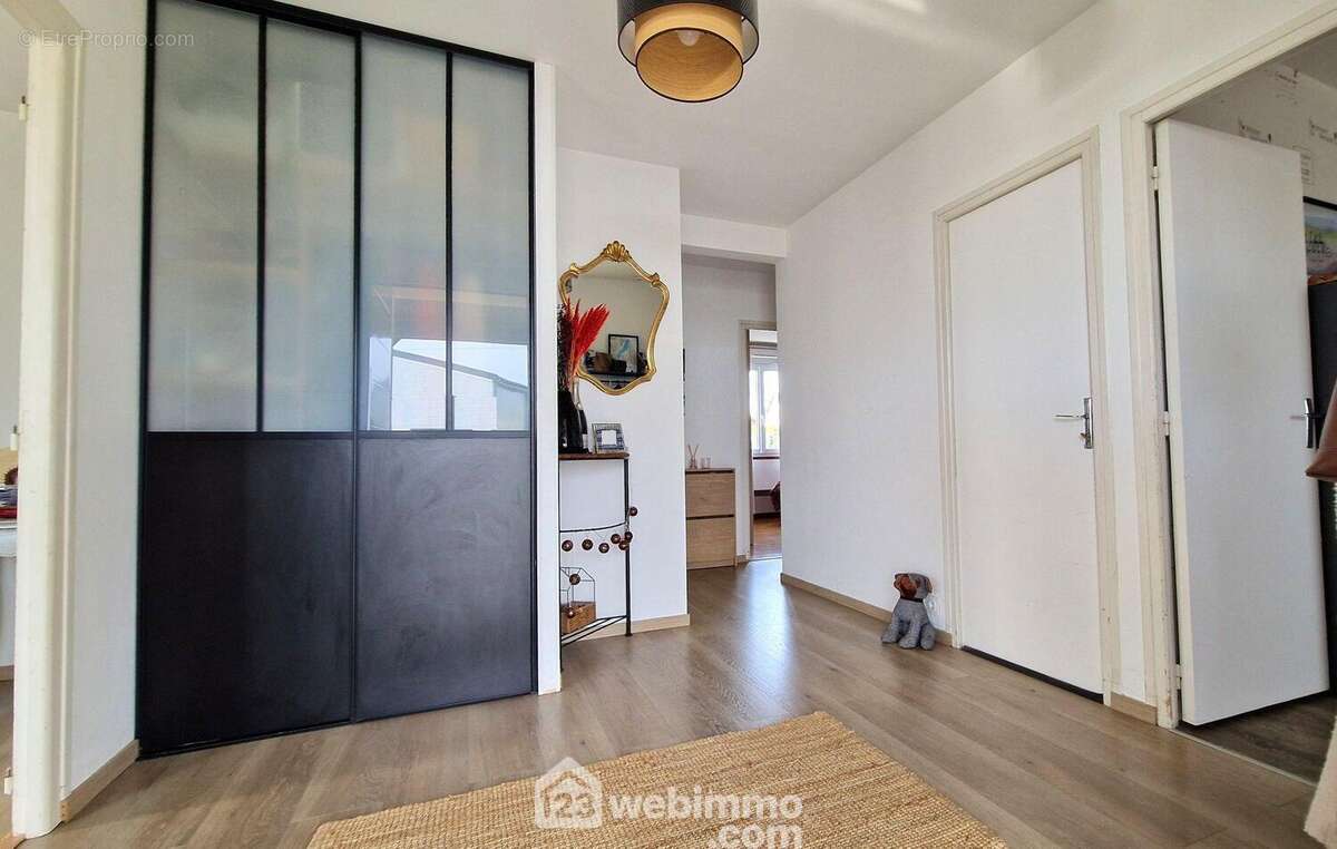 Une entrée spacieuse de 10 m² distribue... - Maison à MONTCORNET