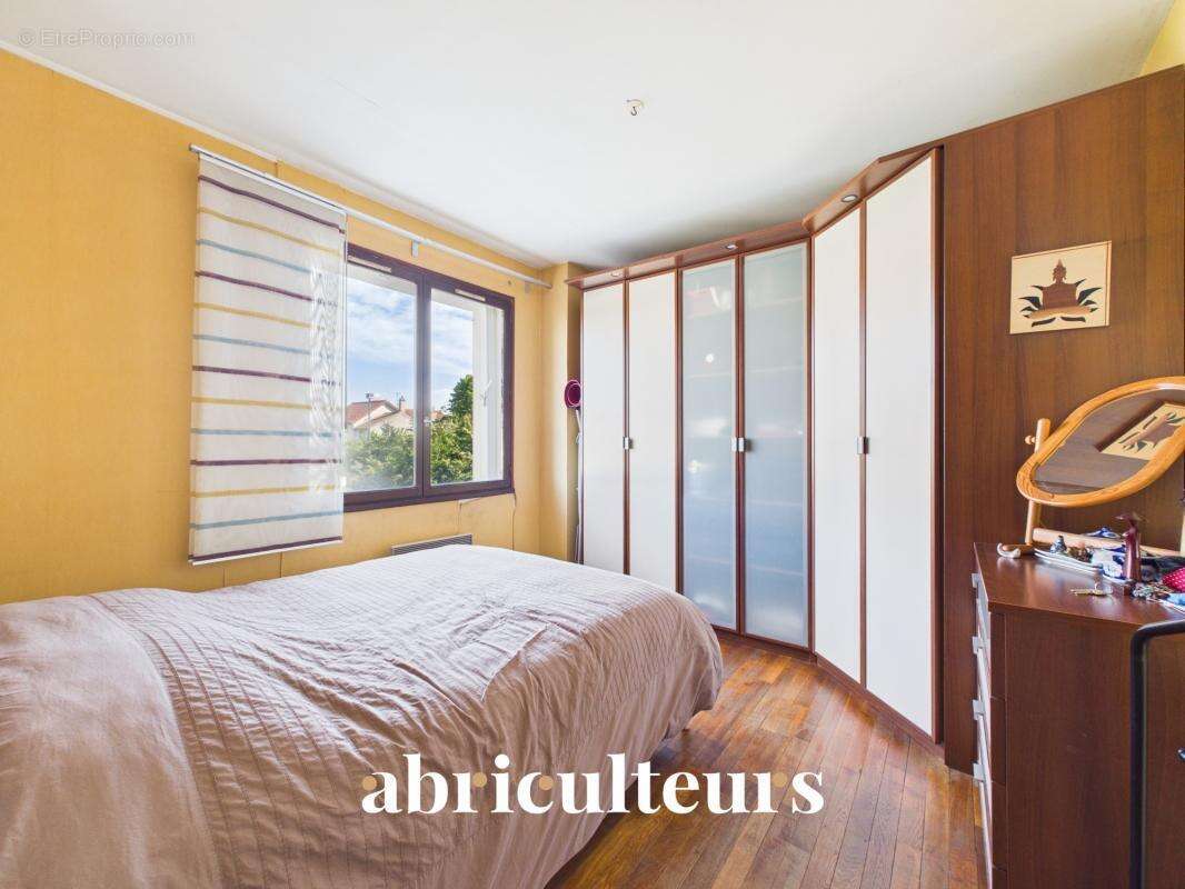Clamart : Maison familiale lumineuse, 4 chambres, jardin, dépendance et fort potentiel - photo 7