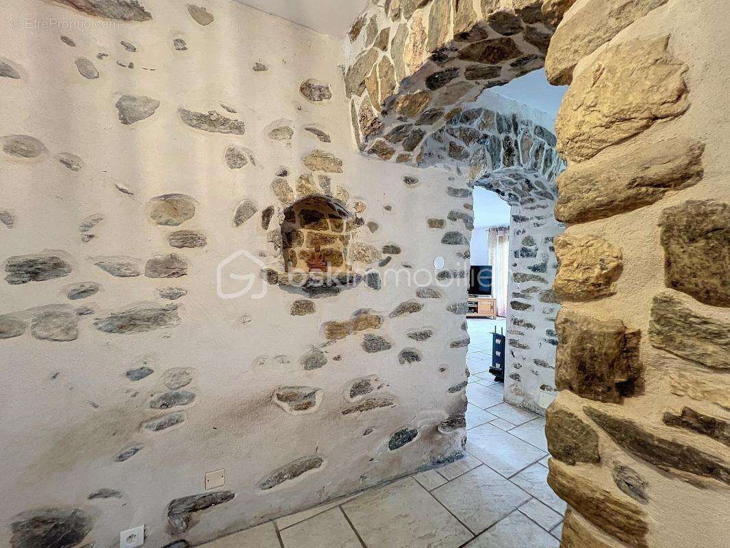 Maison à SAINT-MARTIN-DE-LA-CLUZE