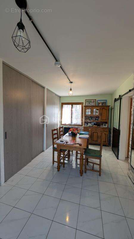  Grande maison traditionnelle avec terrain arboré, sous sol et garage - photo 8