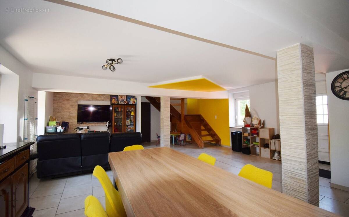 Maison à CREUZIER-LE-VIEUX