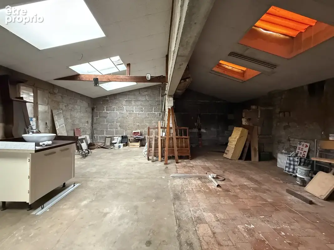 Une maison en tuffeau pleine de potentiel avec piscine et dépendances à Saumur - photo 11