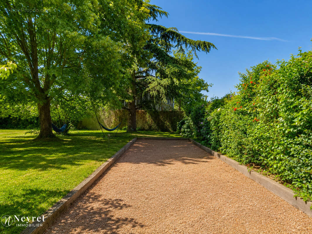 Maison familiale avec piscine, parc paysagé et fort potentiel - photo 4