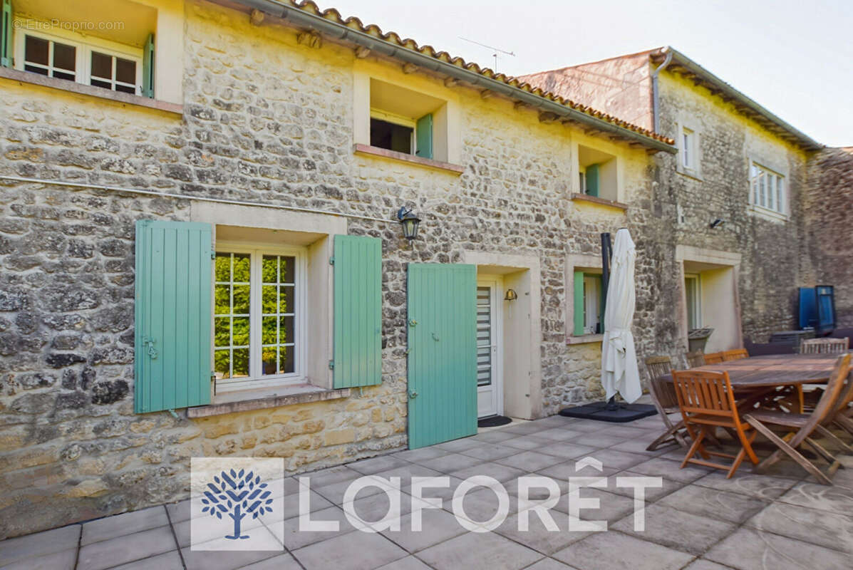 Maison à SAINT-GENIS-DE-SAINTONGE