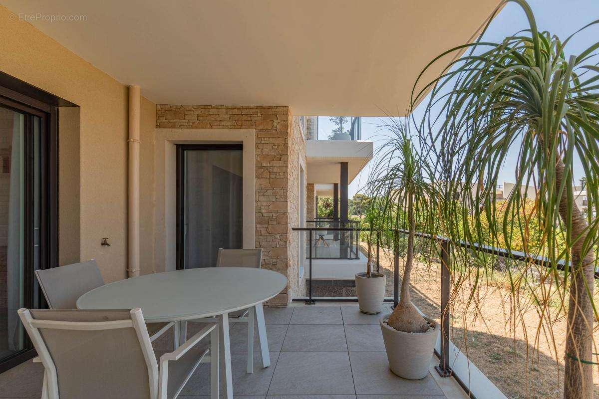 Appartement f2 avec vue mer et terrasse a vendre dans residence de luxe sur la cote d'azur - photo 4
