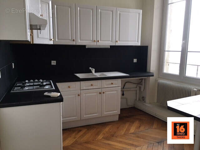 Appartement 560 m² à Thiers  - photo 2