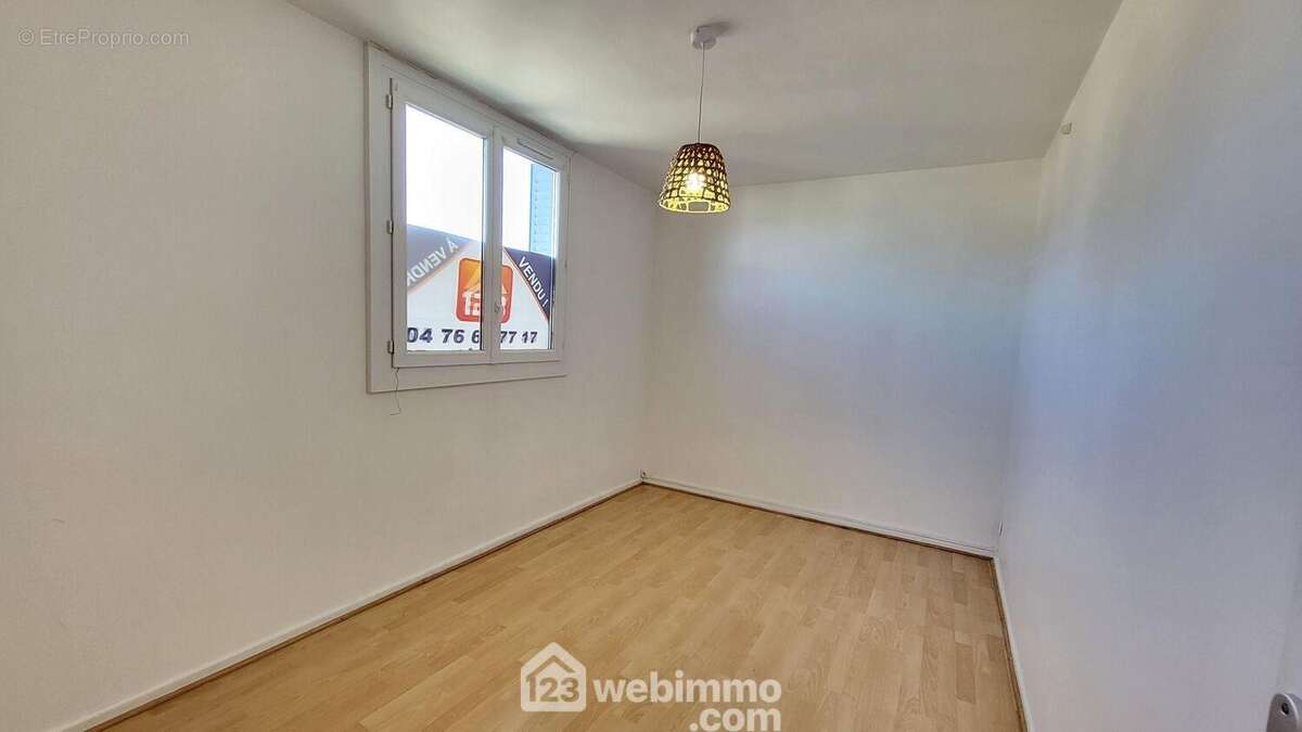 ...Attenant à la troisième chambre - Appartement à FONTAINE