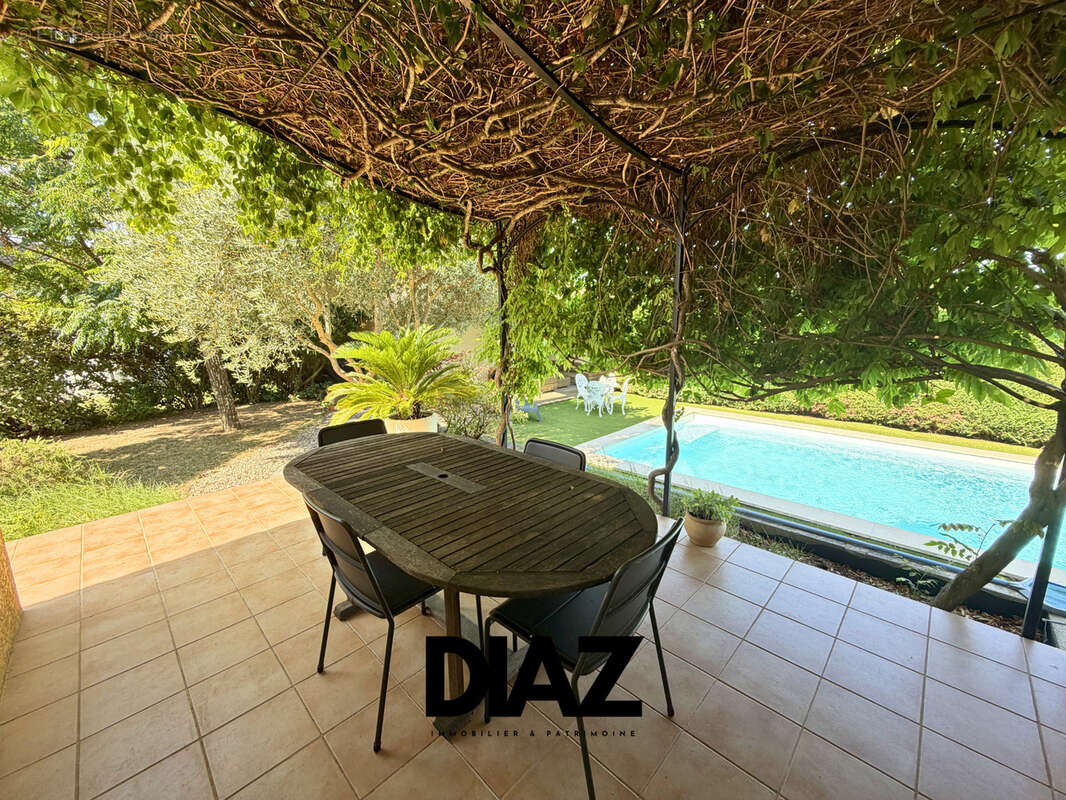 SAINT-CHAPTES   Villa de plain-pied 6 pièces de 120 m2 avec piscine et jardin paysagé - photo 12