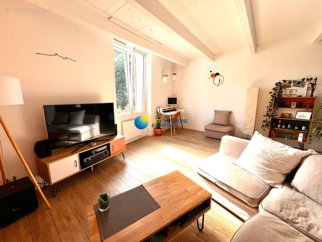 Appartement à SIMIANE-COLLONGUE