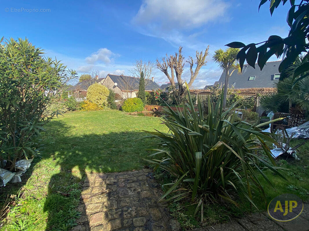 Terrain à LES PONTS-DE-CE