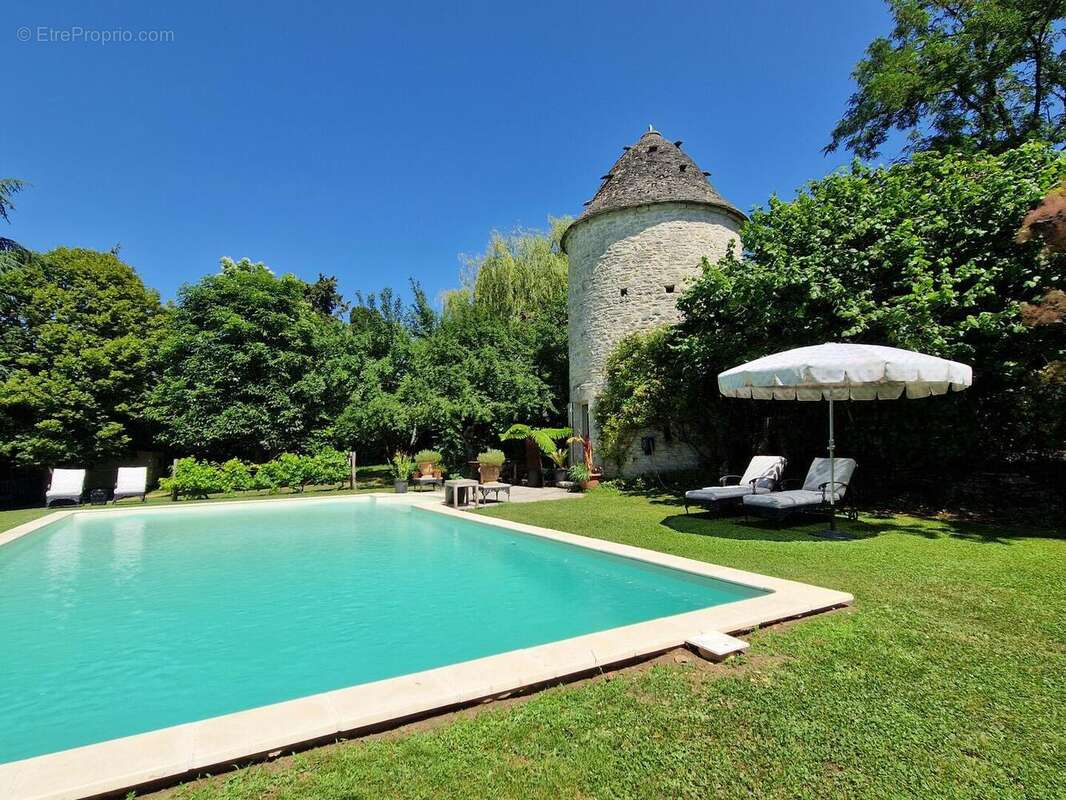 Demeure de charme avec Patio, piscine, tour au toit de lauze et jardin bucolique. - photo 3