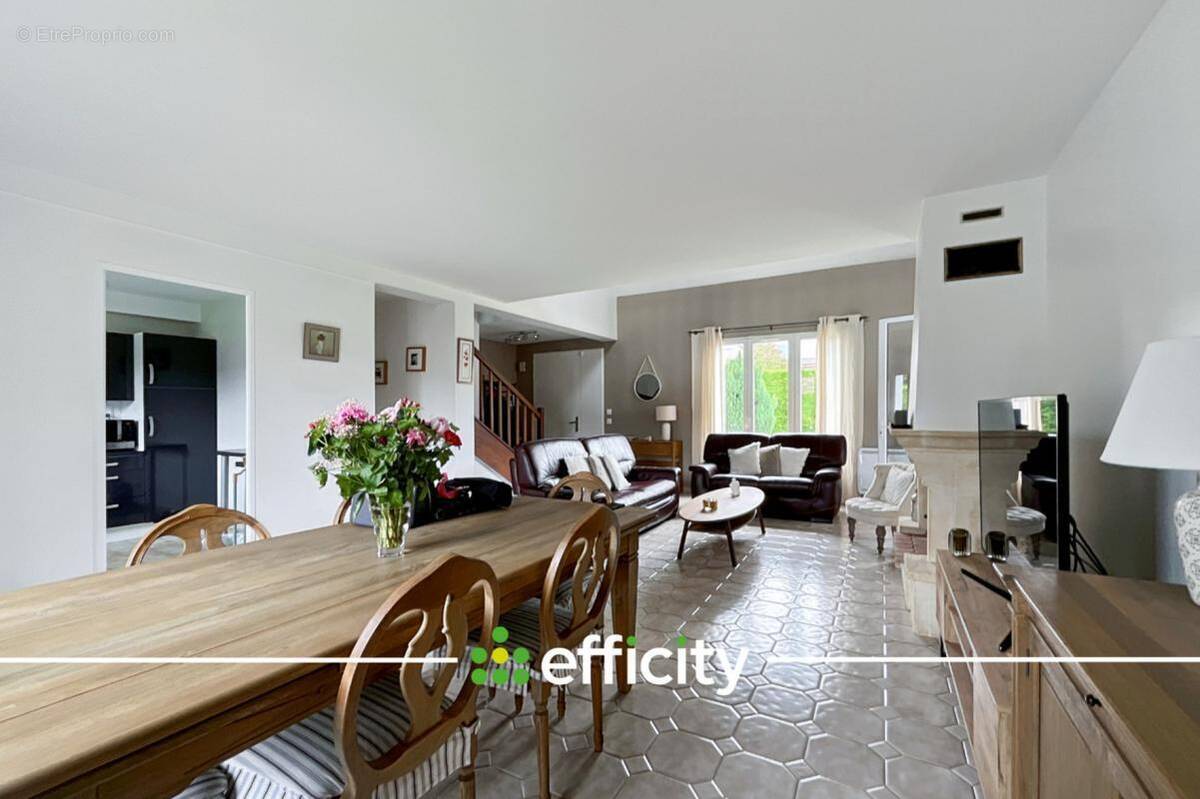 Maison à MANDRES-LES-ROSES