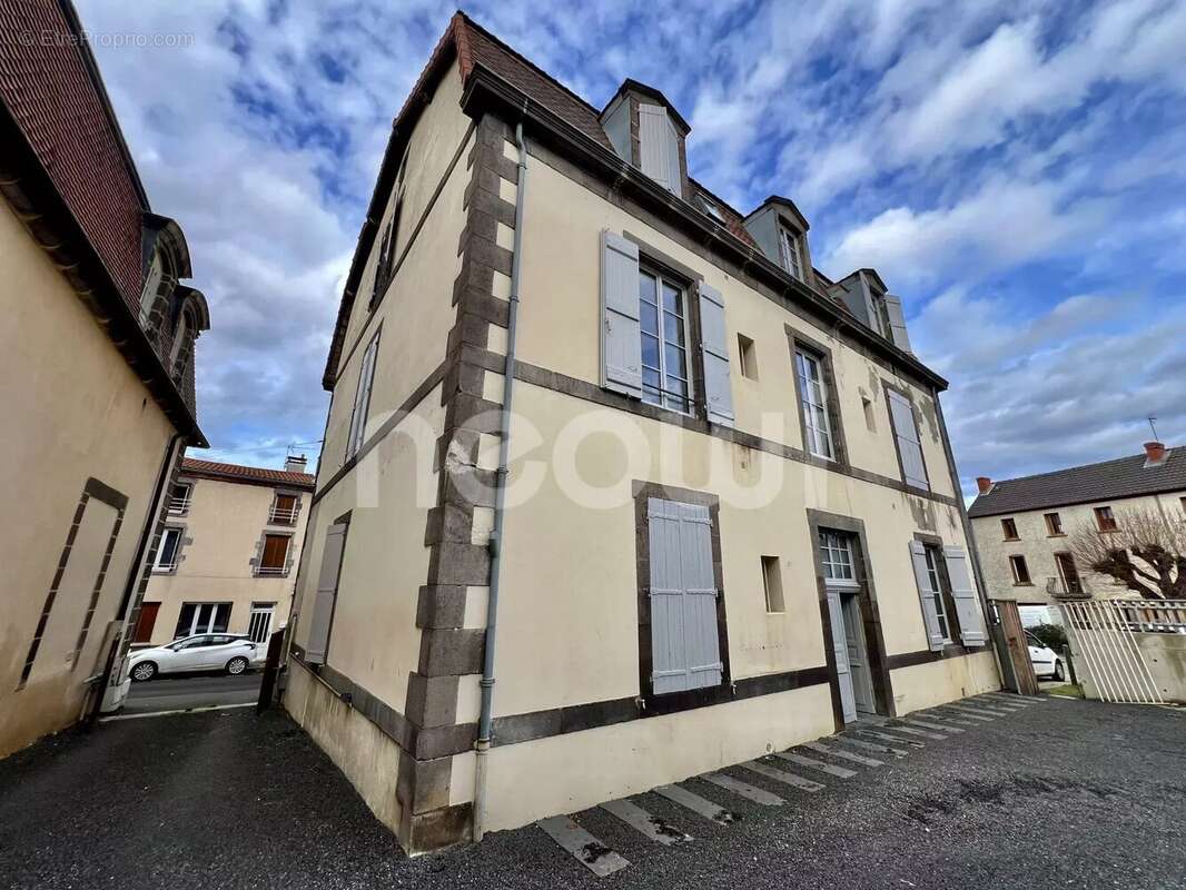 Appartement à COMBRONDE