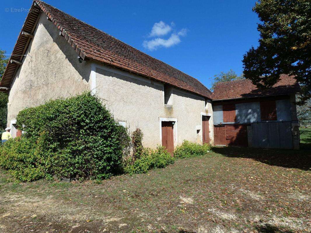 Maison 160 m2 / 4 chambres / 2 granges / terrain 3500m² environ - photo 4
