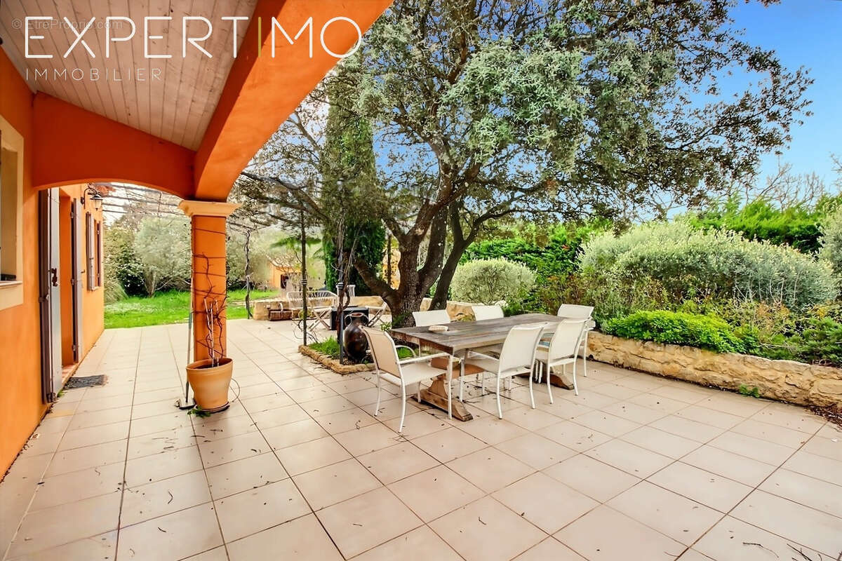 Pourrières : Maison T5 de Plain-Pied avec Piscine et Grand Jardin au Calme - photo 4