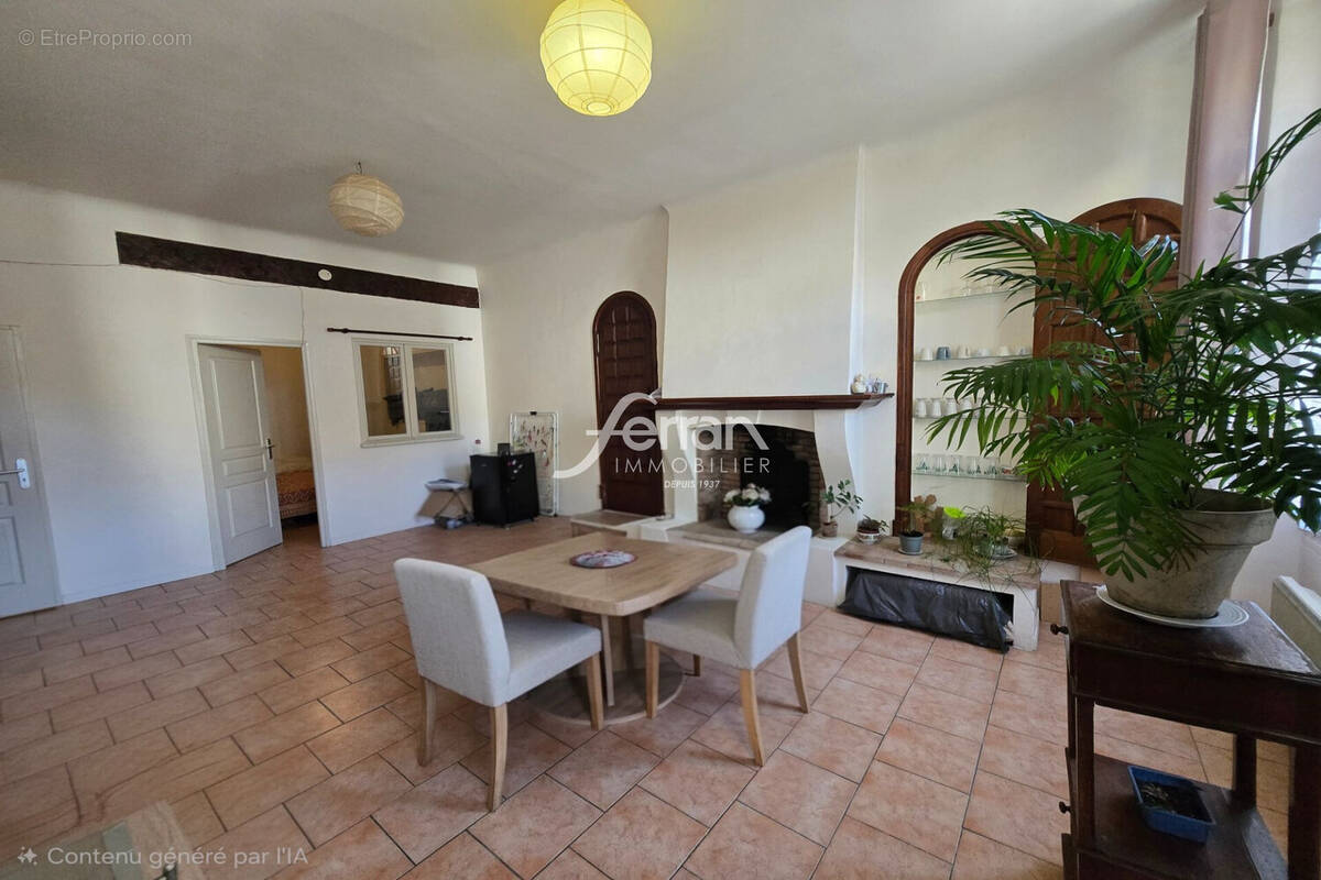 Appartement à SALERNES