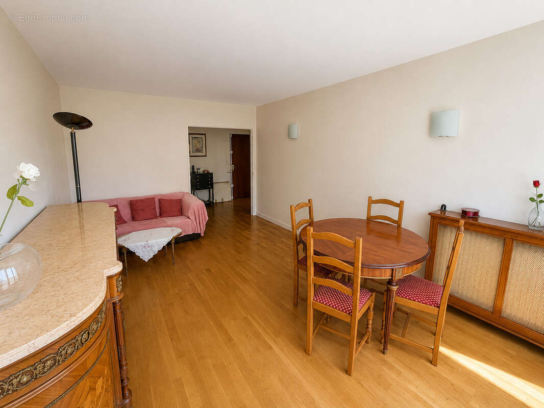Appartement à COURBEVOIE