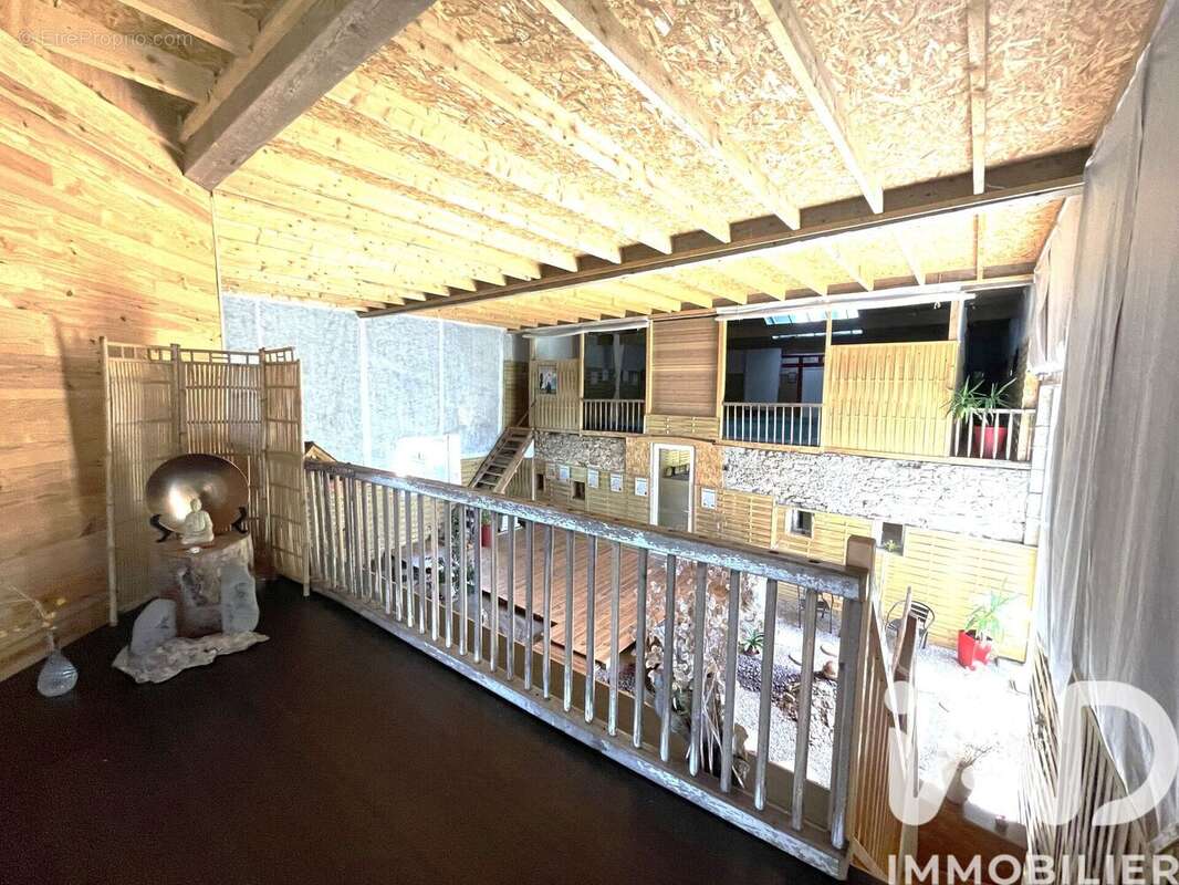 Maison 650 m² à Echassieres  - photo 8