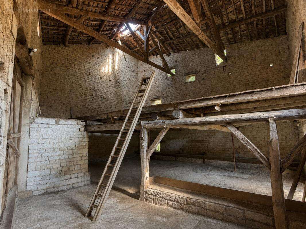 Grange et terrain, beau potentiel - photo 2