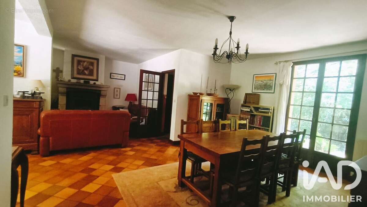 Maison 221 m² à Saint-Laurent-Les-Eglises  - photo 7