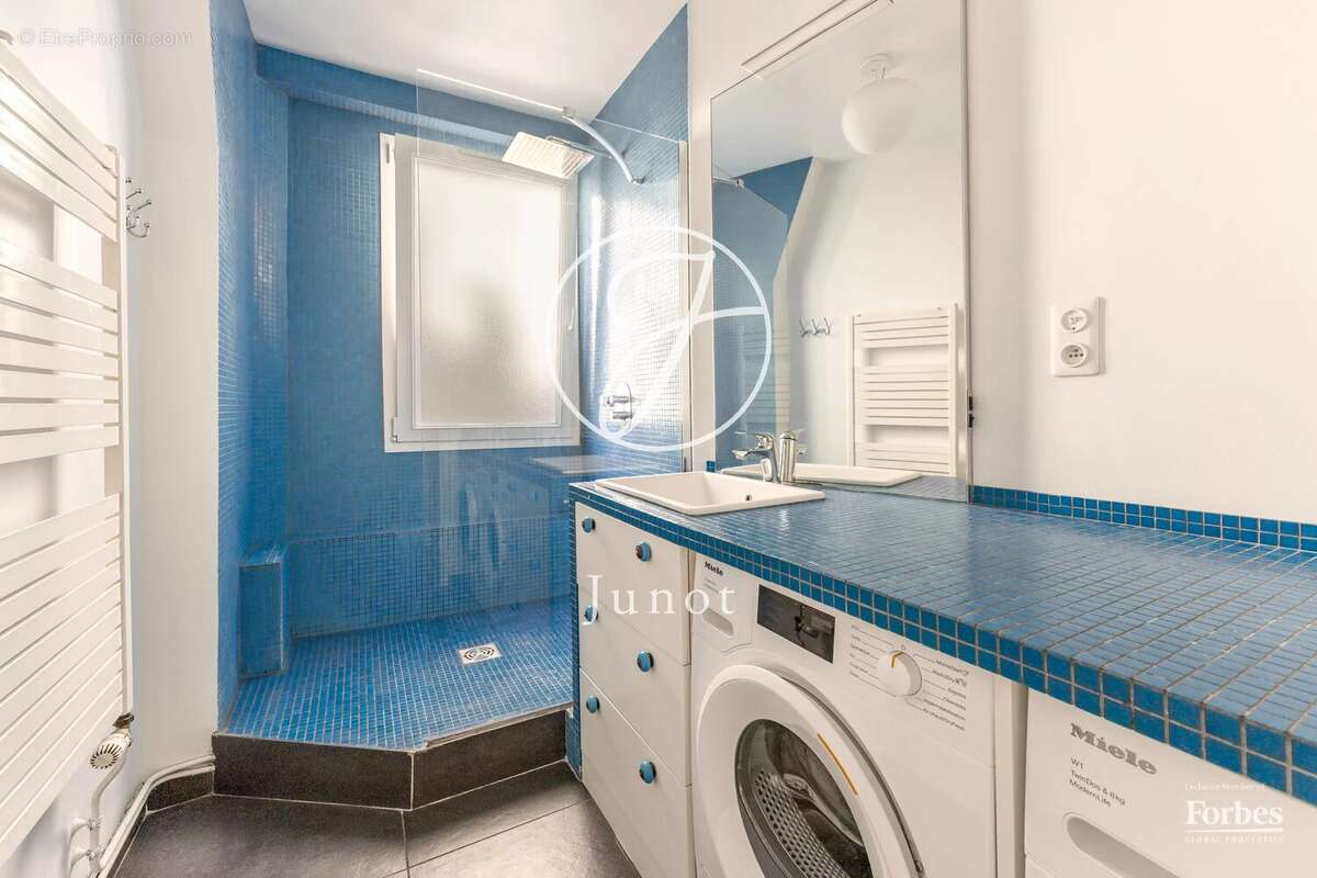 Paris 18e - CLIGNANCOURT - Appartement - 7 pièces - 160,12 m² Carrez - Balcon filant - Vue dégagée, ciel - photo 11