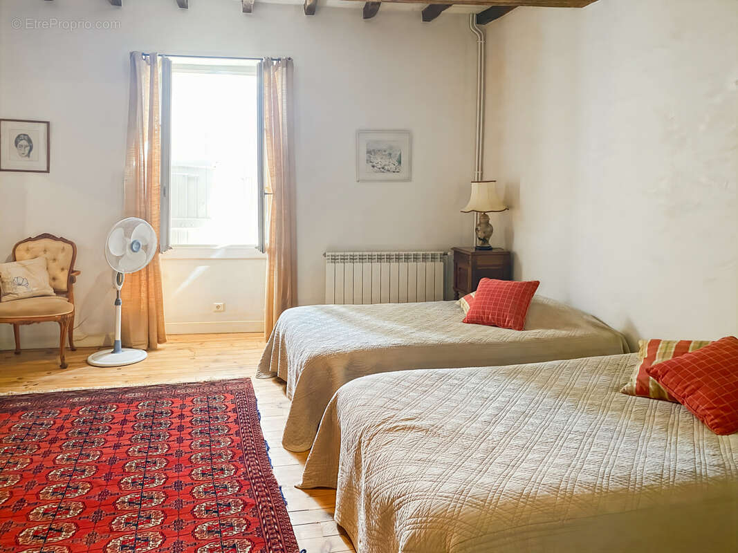 À Vendre – Maison de village en pierre (6 pièces) de 227 m² à Bazian (Gers) avec cour et jardinet - photo 15