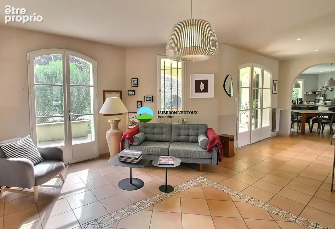 Maison de construction traditionnelle de plus de 200 m² au calme, 4 chambres et piscine. - photo 3