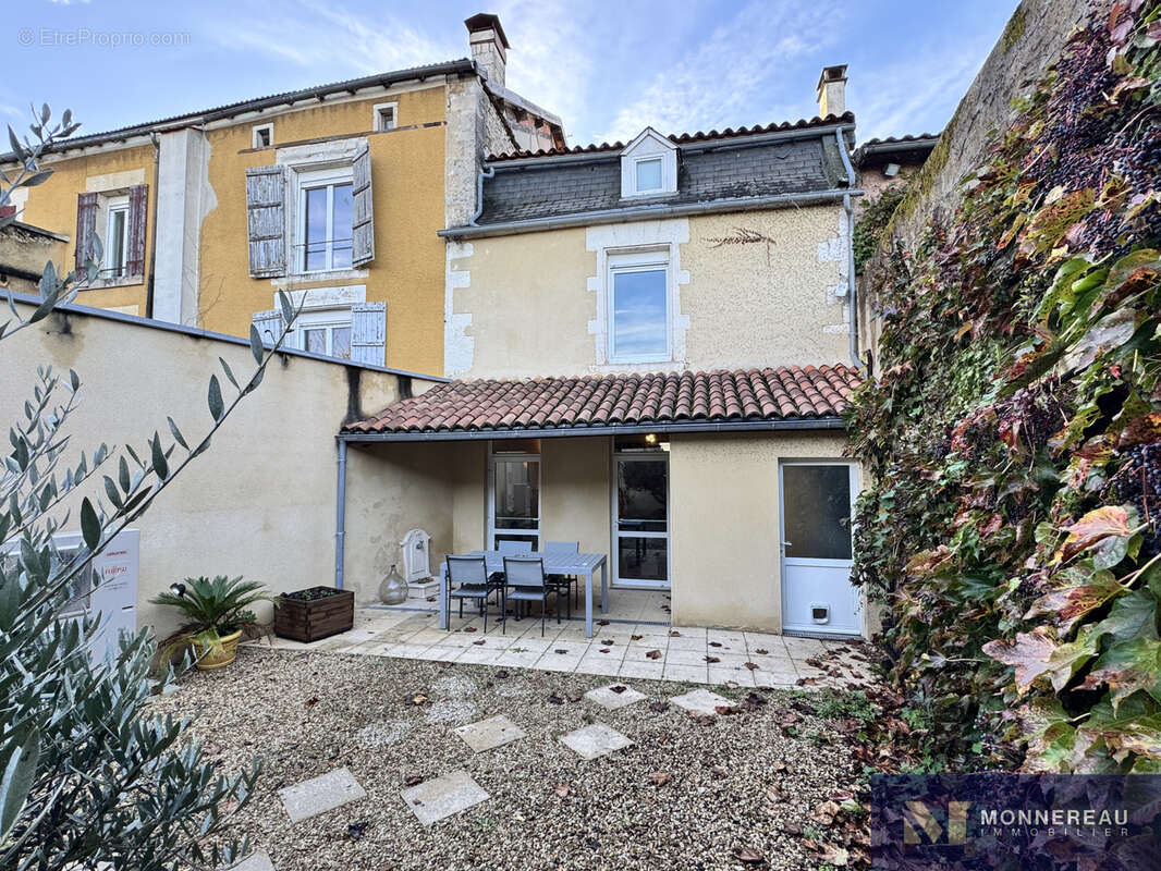 Maison à BARBEZIEUX-SAINT-HILAIRE