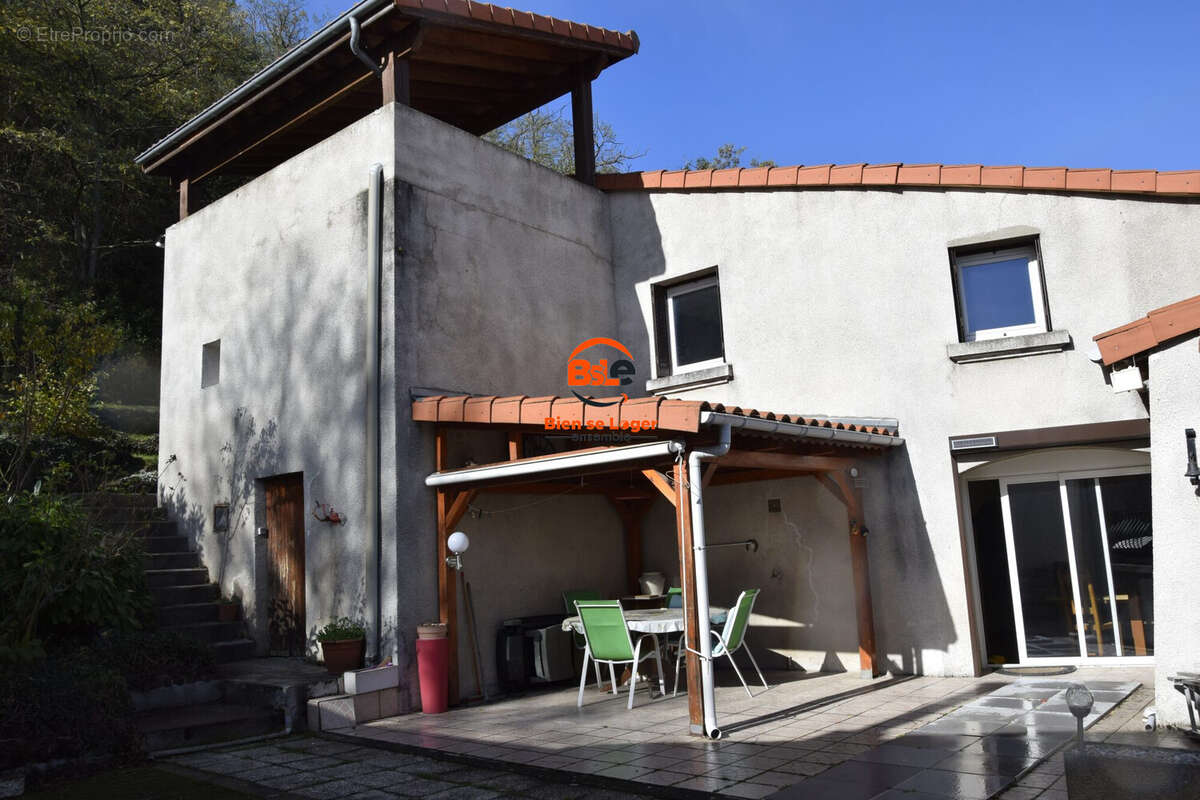 MAISON 102 m² 4 PIECES - Votre agence immobilière de proximité BSLE - Bien Se Loger Ensemble VEYRE MONTON - Maison à CORENT